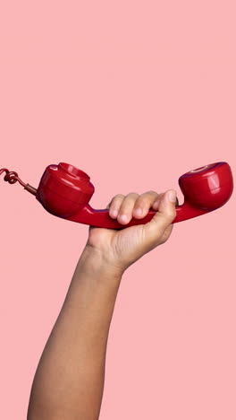 Rote-Vintage-Telefonhörer-In-Vertikaler