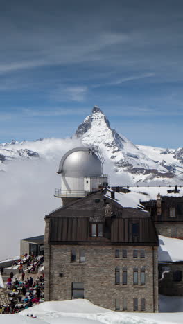 Picos-Montañosos-Del-Matterhorn,-Alpes-En-Vertical.