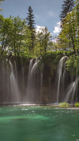 Nationalpark-Plitvicer-Seen,-Kroatien-In-Vertikaler