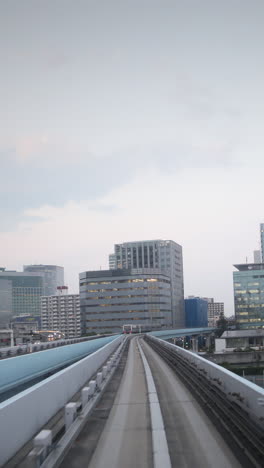 Tokio-Monorail-Durchquert-Die-Wolkenkratzer-Der-Stadt-In-Vertikaler