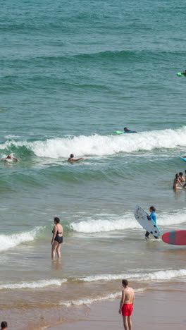 überfüllter-Strand-In-Galicien,-Spanien-Im-Sommer-In-Vertikaler