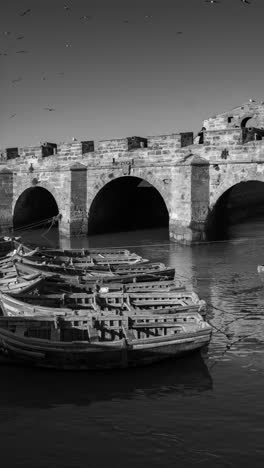 Barcos-De-Pescadores-En-La-Ciudad-Costera-De-Essaouira,-Marruecos-En-Vertical.