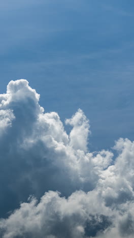 Himmel-Mit-Vorbeiziehenden-Wolken-In-Vertikaler