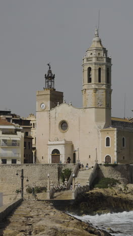 Meer-Kirche-Und-Gebäude-In-Sitges,-Spanien-In-Vertikaler