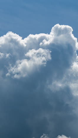 Himmel-Mit-Vorbeiziehenden-Wolken-In-Vertikaler