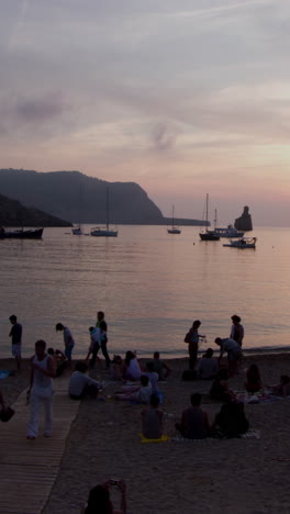 Benirras-Strand-Auf-Ibiza,-Beliebt-Für-Menschenmassen,-Um-Sich-Bei-Sonnenuntergang-In-Vertikaler-Richtung-Zu-Versammeln