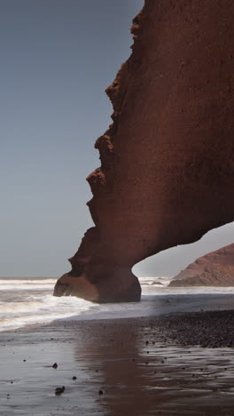 Legzira-Strand-An-Der-Atlantikküste-Von-Marokko-In-Vertikaler