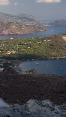 Isla-Volcánica-Frente-A-La-Costa-De-Sicilia-En-Vertical.
