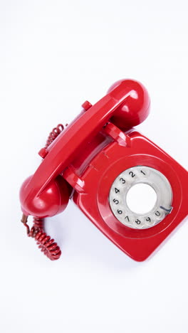 red-vintage-telephone-in-vertical