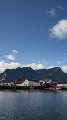 Hermosa-Vista-De-La-Ciudad-De-Las-Islas-Lofoten-En-Noruega-En-Vertical