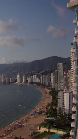 Bucht-Von-Hotels-Erstreckt-Sich-Entlang-Der-Küste-In-Acapulco,-Mexiko-In-Vertikaler