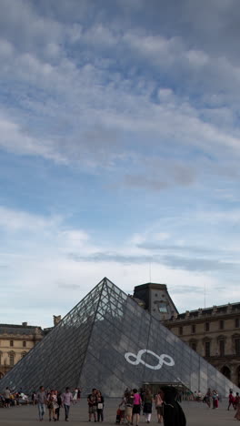 Louvre-Und-Berühmte-Pyramide-In-Paris-In-Vertikaler