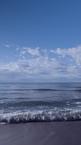 Marea-Del-Mar-En-La-Playa-En-Vertical