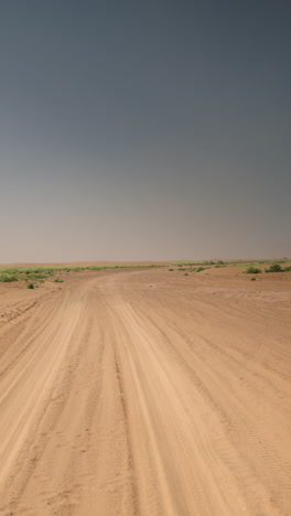 Conduciendo-En-El-Desierto-Del-Sahara,-Marruecos-En-Vertical.