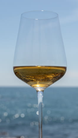 Ein-Glas-Weißwein-Und-Prickelndes-Meer
