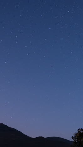 Nachthimmel-Montserrat-Berg,-Calalonia,-Spanien-In-Vertikaler