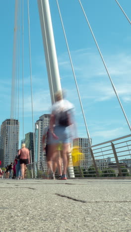 Multitudes-Corriendo-Por-El-Tower-Bridge,-Londres-En-Vertical