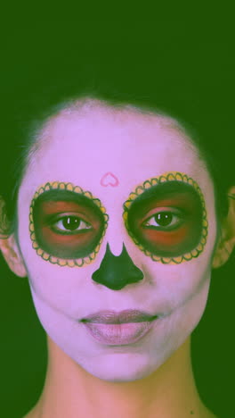 Frau-Mit-Süßigkeiten-Totenkopf-Gesicht-Make-up-Vertikal