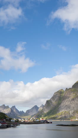 Schöne-Aussicht-Auf-Die-Stadt-Lofoten-Inseln-In-Norwegen-In-Vertikaler