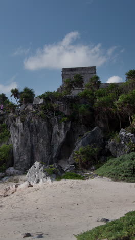 mayan-ruins-at-tulum,-mexico-in-vertical