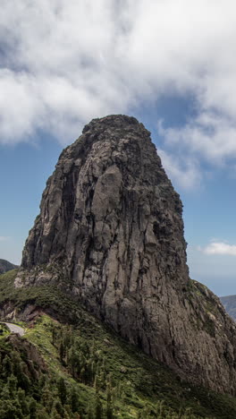 El-Roque-Agando-En-La-Isla-De-La-Gormera-España-Con-Un-Hermoso-Cielo-Nublado-En-Vertical
