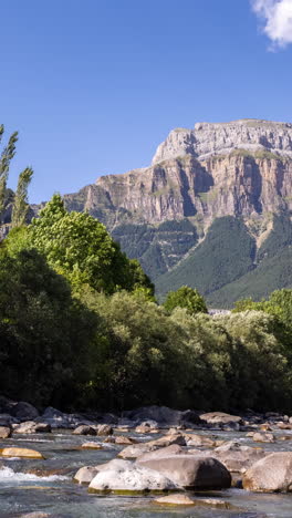 Naturpark-Monte-Pedido-In-Aragon,-Spanien-In-Vertikaler
