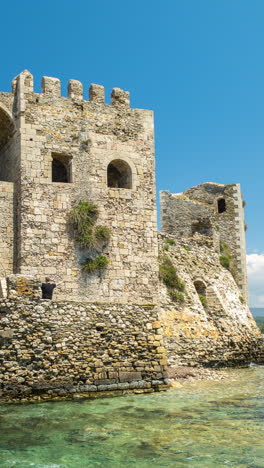 Bourtzi-Der-Burg-Von-Methoni-In-Griechenland-Mit-Blauem,-Klarem-Meer-In-Vertikaler-Richtung