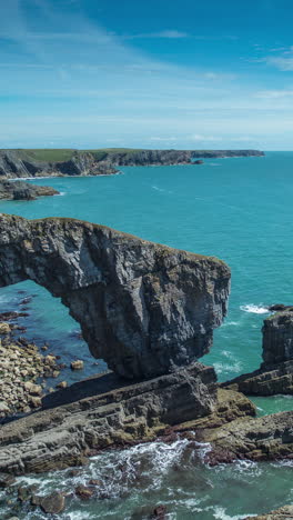 Natürlicher-Felsbogen-An-Der-Küste-Von-Pembrokeshire,-Wales-In-Vertikaler-Richtung
