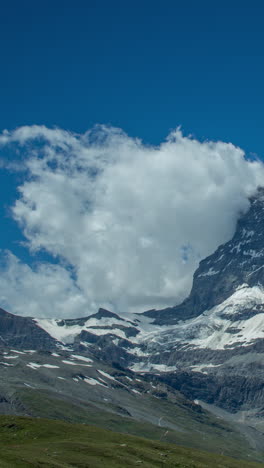Alpes-Suizos-Matterhorn-En-Vertical