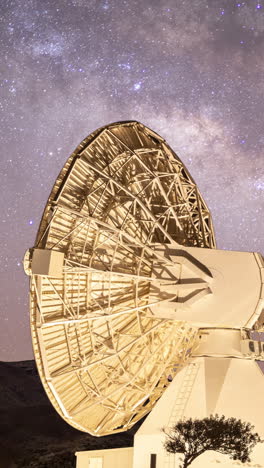 Beweglicher-Satellit-Mit-Vorbeiziehenden-Sternen-Auf-Gran-Canaria,-Spanien,-Vertikal