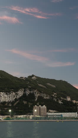 El-Peñón-De-Gibraltar-En-Vertical.
