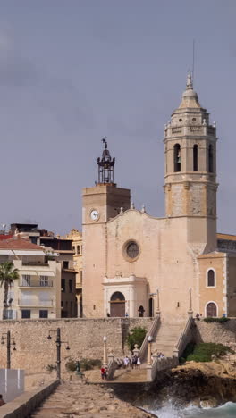Iglesia-Del-Mar-Y-Edificios-En-Sitges,-España-En-Vertical.