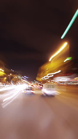 Nachts-Durch-Barcelona-Fahren,-Mit-Den-Lichtern-Der-Stadt-Und-Dem-Verkehr-In-Vertikaler-Richtung