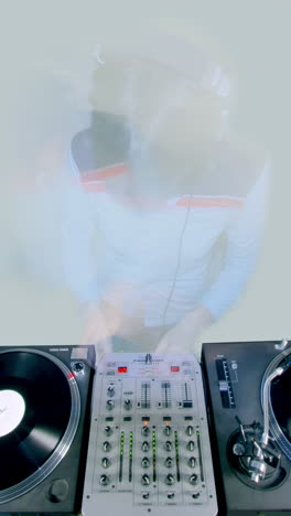 Weibliches-DJ-Vertikalvideo