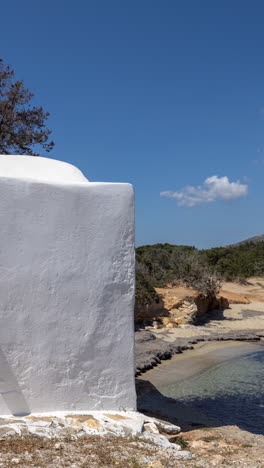 Kirche-Am-Strand-Von-Alyko,-Insel-Naxos,-Griechenland-In-Vertikaler