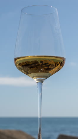 Ein-Glas-Weißwein-Und-Prickelndes-Meer
