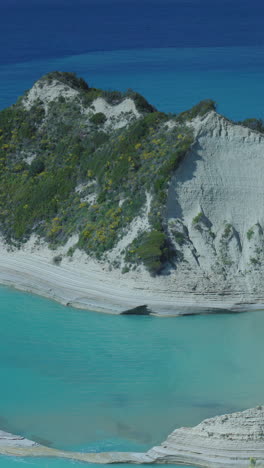 Schöner-Strand-Und-Die-Küste-Von-Korfu-In-Vertikaler