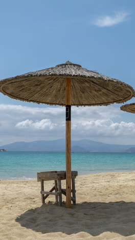 Playa-De-Maragkas-En-La-Isla-De-Naxos,-Grecia,-Con-Sombrillas-En-Vertical