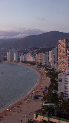 Bahía-De-Hoteles-Que-Se-Extiende-A-Lo-Largo-De-La-Costa-De-Acapulco,-México-En-Vertical.