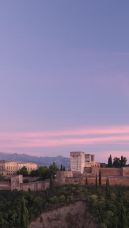 El-Palacio-De-La-Alhambra-De-Granada-Con-Las-Montañas-De-Sierra-Nevada-En-Vertical.