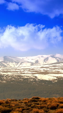 Montañas-De-Sierra-Nevada-Cerca-De-Granada-En-España-En-Vertical