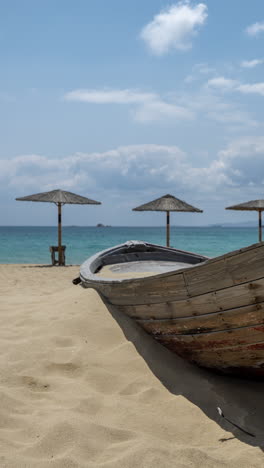 Playa-De-Maragkas-En-La-Isla-De-Naxos,-Grecia,-Con-Sombrillas-En-Vertical