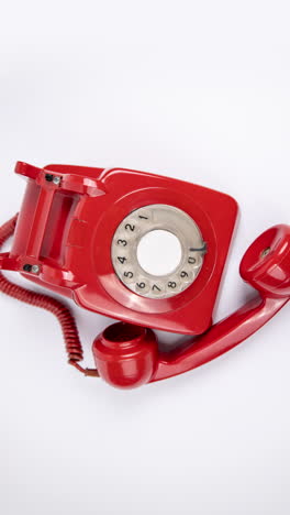 Rotes-Vintage-Telefon-In-Vertikaler