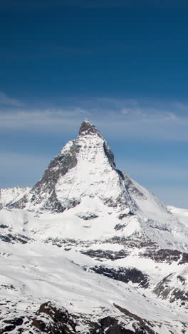 Picos-Montañosos-Del-Matterhorn,-Alpes-En-Vertical.