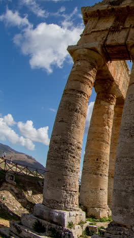 Ruinas-Griegas-De-Segesta-En-Sicilia,-Italia-En-Vertical