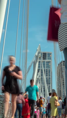 Multitudes-Corriendo-Por-El-Tower-Bridge,-Londres-En-Vertical