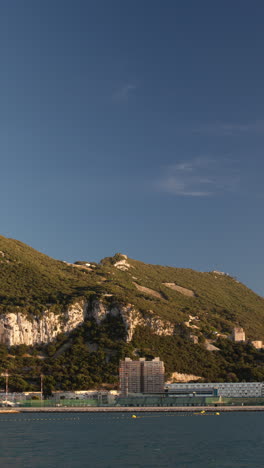 El-Peñón-De-Gibraltar-En-Vertical.