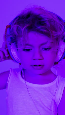 Ein-Süßes-DJ-Kleines-Mädchen-Mit-Kopfhörern