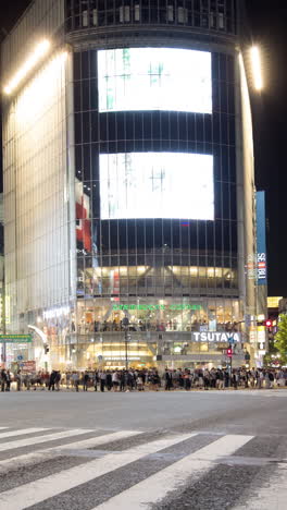Kreuzung-In-Shibuya,-Tokio-In-Vertikaler