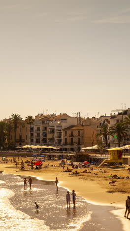 Playa-En-Sitges,-España-En-Vertical